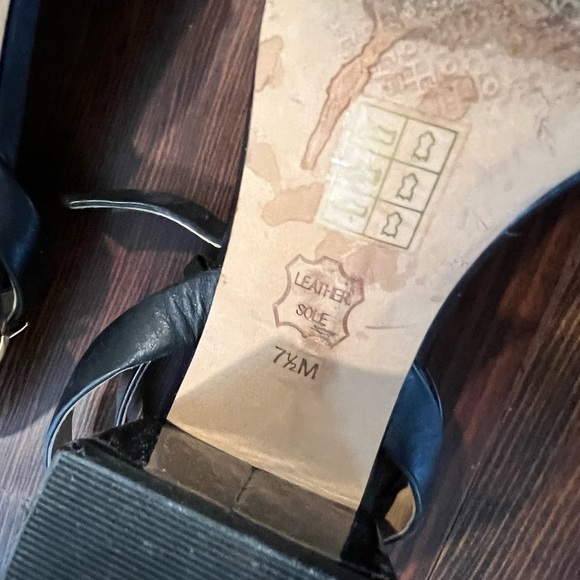 Tory Burch Sandal Size 7.5 - Picture 3 of 6